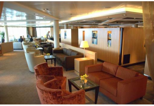 Lounge junto a la biblioteca